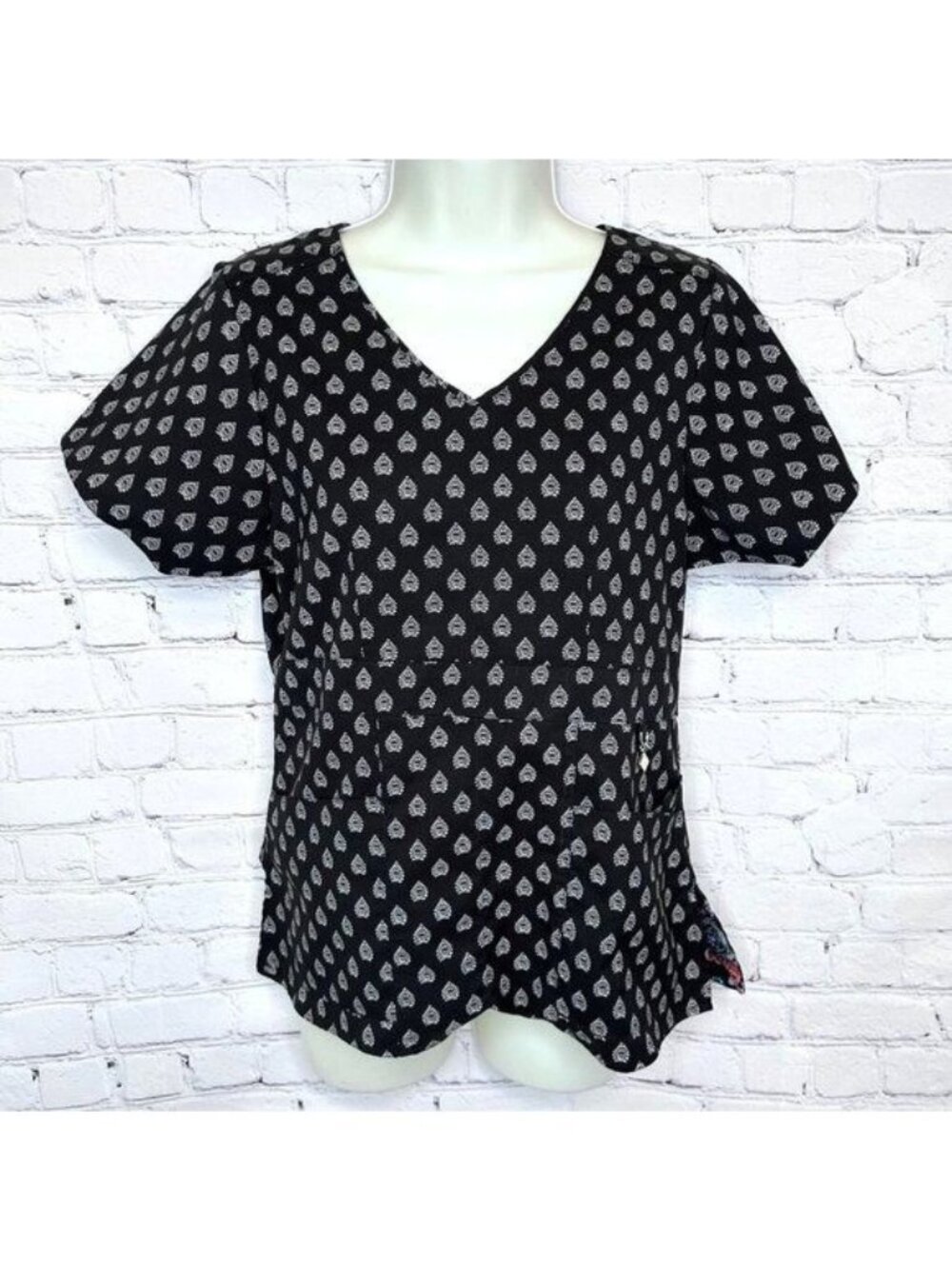 VERA BRADLEY BLACK WHITE PRINT SCRUB TOP - SMALL